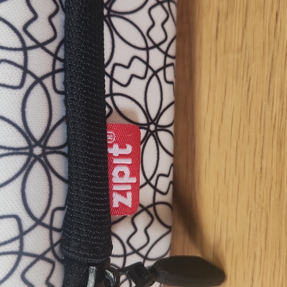 Zipit Hardshell Black and White Patterned Case - Picture 2 of 5